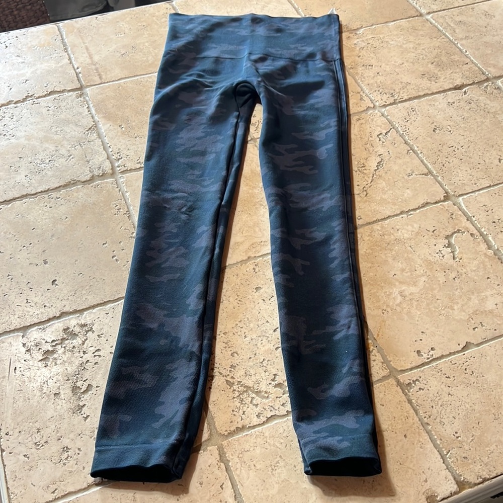 SPANX CAMO Grey Look At Me Now Seamless Leggings Medium Heather Camo Grey
